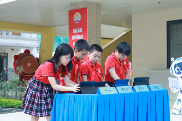 Học sinh Trường Tiểu học Kim Đồng ứng dụng công nghệ trong học tập.