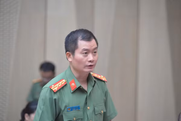 Đại tá Nguyễn Tuấn Hưng, Phó Cục trưởng Cục An ninh điều tra, Bộ Công an thông tin về vụ án gian lận điểm thi ở Trường THPT chuyên Tuyên Quang. Ảnh: PV