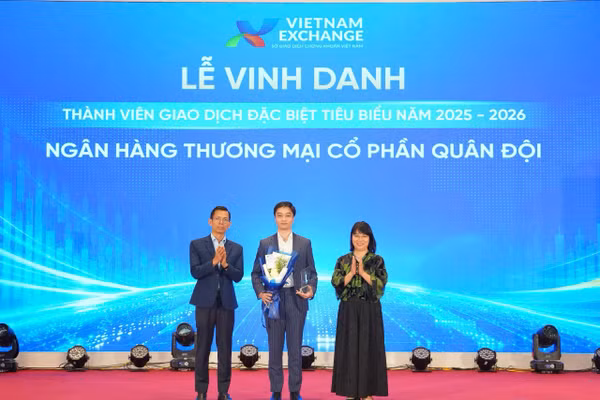 Đại diện MB nhận cúp vinh danh tại sự kiện.
