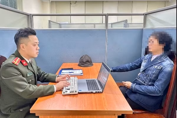 Công an làm việc với người vi phạm.