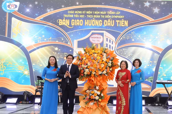 TS Thái Văn Tài - Vụ trưởng Vụ Giáo dục Phổ thông (Bộ GD&ĐT) chúc mừng nhà trường.