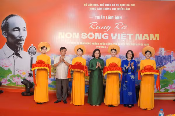 Ban tổ chức khai mạc triển lãm ảnh. 