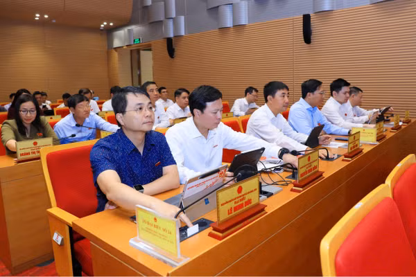 Đại biểu HĐND TP Hà Nội biểu quyết thông qua nội dung tại kỳ họp. 