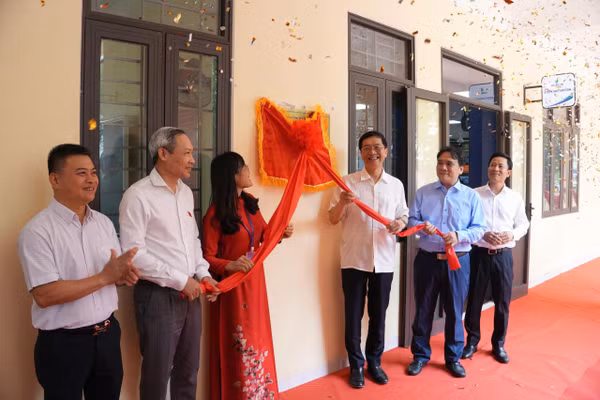 Đại biểu thực hiện nghi thức cắt băng khánh thành, tham quan Phòng thực hành giáo dục STEM.