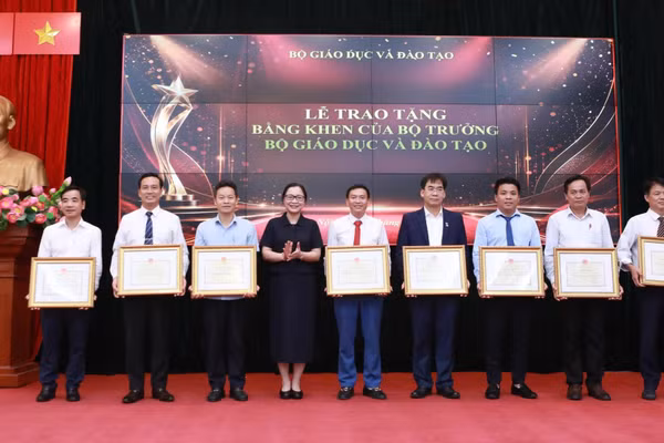 Thứ trưởng Bộ GD&ĐT Nguyễn Thị Quyên Thanh trao Bằng khen cho các đơn vị.