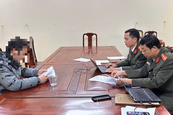 Công an làm việc với trường hợp vi phạm.