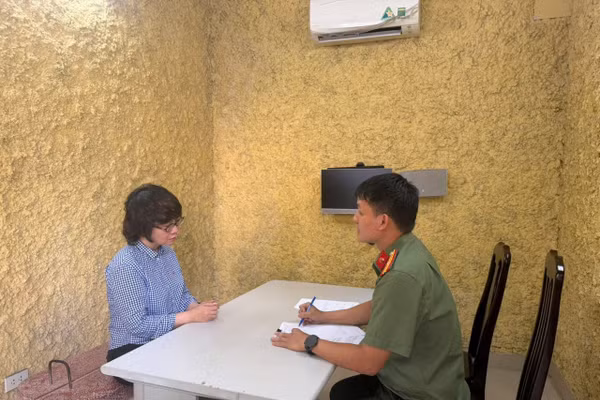 Nguyễn Thuý Hằng tại cơ quan công an.