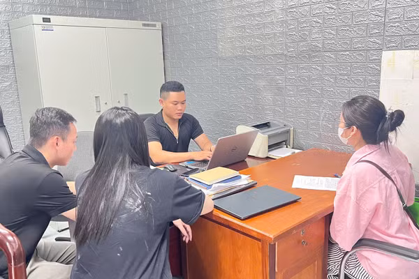 Cơ quan chức năng làm việc với các bị can.