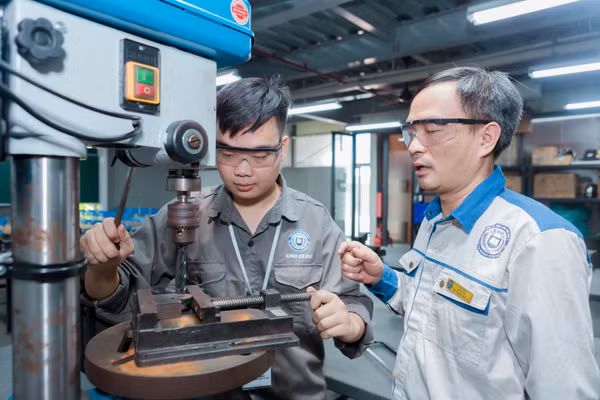 Sinh viên Đại học công nghệ đông Á trong giờ thực hành tại khoa Cơ khí.