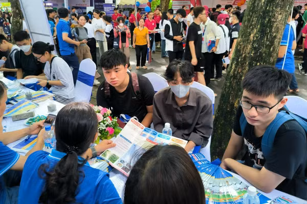 Thí sinh quan tâm Trường Đại học Mỏ - Địa chất trong ngày hội tư vấn tuyển sinh 2026.