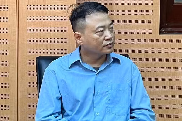 Shark Bình tại cơ quan điều tra. Ảnh: CA.
