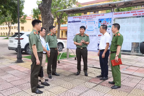 Đoàn công tác kiểm tra tại điểm thi Trường THPT Ngô Gia Tự.
