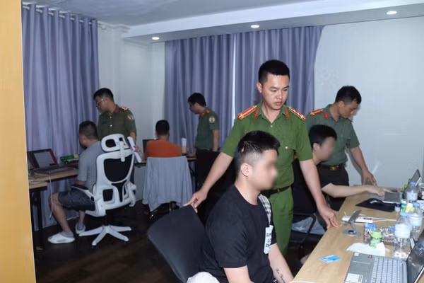 Lực lượng công an kiểm tra căn nhà tại phường Võ Cường (tỉnh Bắc Ninh).