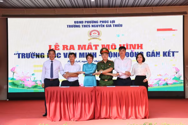 Đại diện các bên ký kết phối hợp bảo đảm an ninh, trật tự trường học.