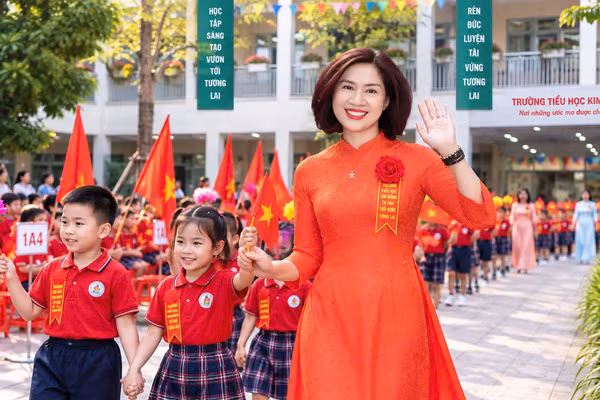 Cô trò Trường Tiểu học Kim Đồng hân hoan bước vào năm học mới.