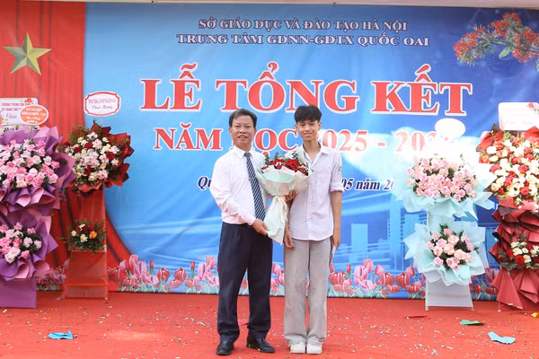 Học viên tri ân thầy cô Trung tâm.