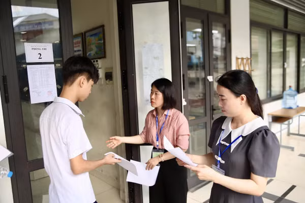 Thí sinh bước vào phòng thi môn Ngữ văn sáng 30/5. 