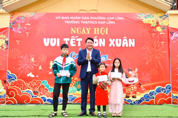 Ông Nguyễn Văn Hùng, Bí thư Đảng ủy phường Hạp Lĩnh động viên các em học sinh.