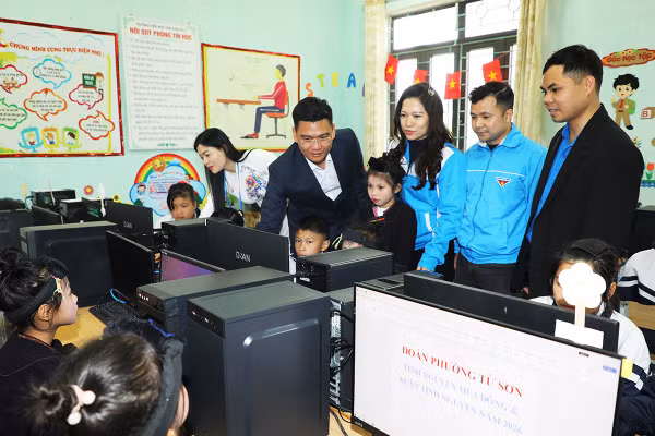 Các đại biểu thăm phòng máy tính vừa trao tặng cho Trường Tiểu học Tân Sơn 2.