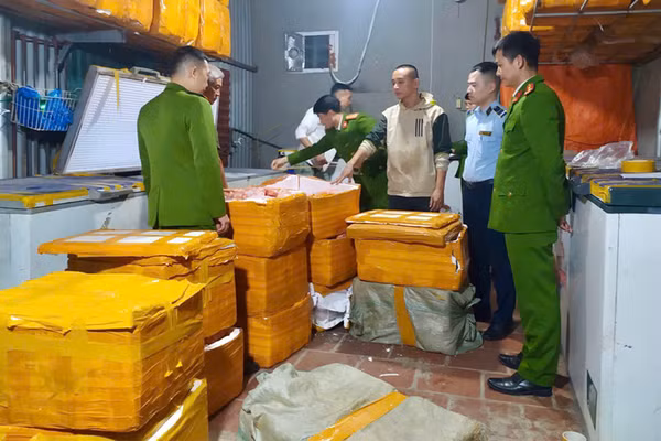 Lực lượng chức năng kiểm tra hàng hóa tại cơ sở (ảnh minh họa).
