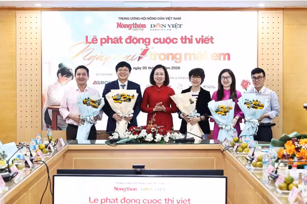 Bà Bùi Thị Thơm – Phó Chủ tịch BCH Trung ương Hội Nông dân Việt Nam, Trưởng Ban Chỉ đạo Cuộc thi tặng hoa cho Ban Giám khảo.