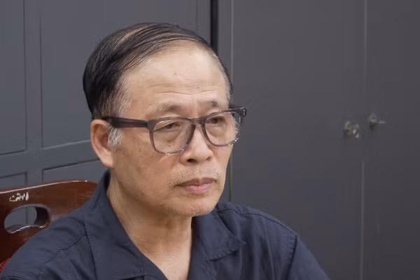 Ông Vũ Minh Châu tại cơ quan điều tra. Ảnh: Công an Hà Nội.