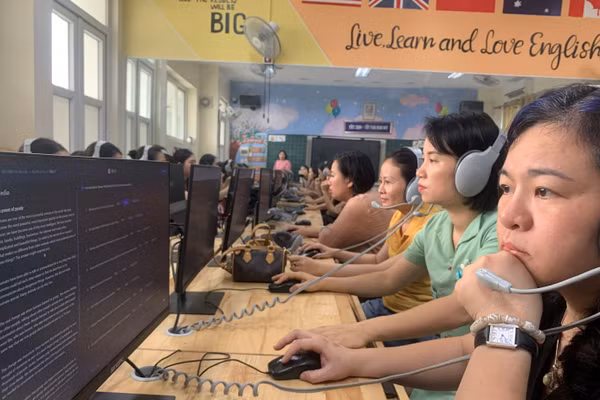 Giáo viên làm bài khảo sát. 