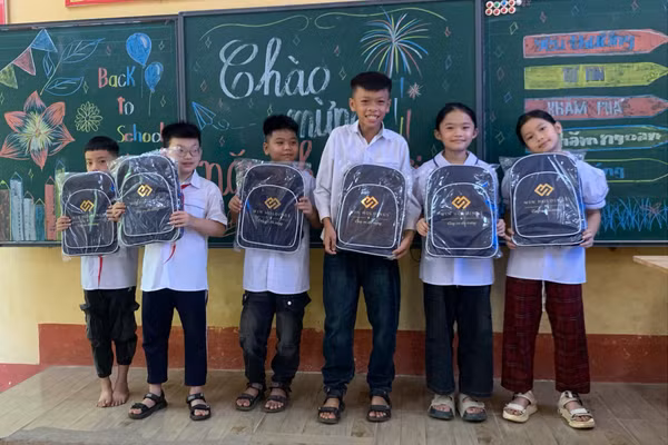 Chiếc cặp sách mới mang tới nhiều niềm vui cho học sinh vùng khó. 