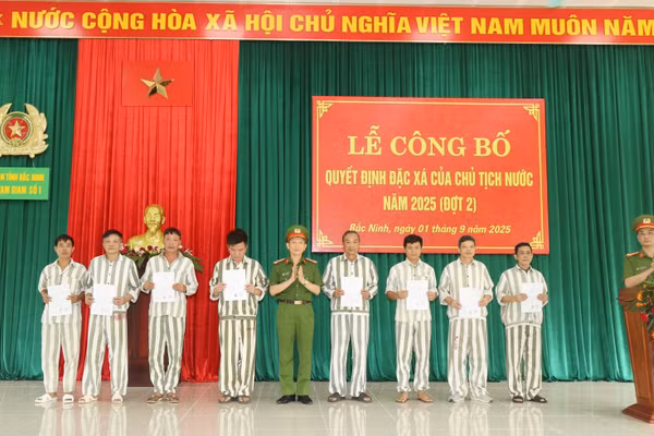 Công an tỉnh Bắc Ninh trao quyết định cho những phạm nhân được đặc xá có quá trình cải tạo tốt.