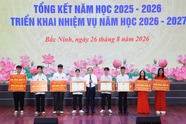 Chủ tịch UBND tỉnh Bắc Ninh Phạm Hoàng Sơn trao thưởng cho các giáo viên, học sinh có thành tích xuất sắc.