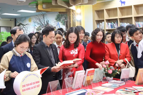 Đại biểu cùng đông đảo các em học sinh thăm quan, đọc sách tại phòng trưng bày.