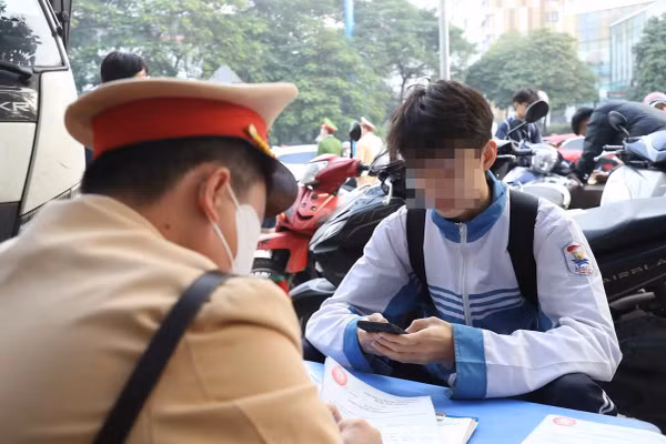 Cảnh sát giao thông xử lý trường hợp học sinh vi phạm.