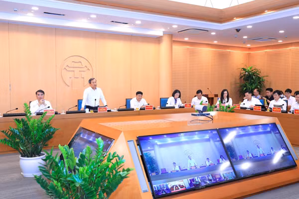 Chủ tịch UBND TP Hà Nội Vũ Đại Thắng chủ trì phiên họp.