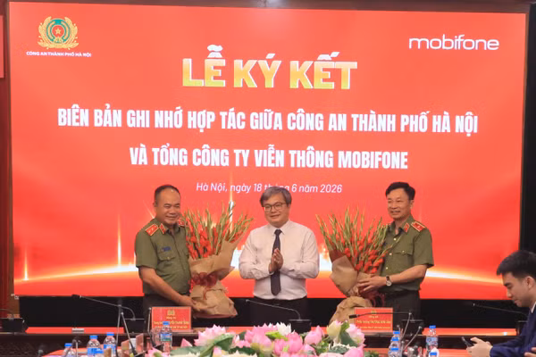 Phó Chủ tịch UBND TP Hà Nội Trương Việt Dũng chúc mừng Công an TP Hà Nội và MobiFone.