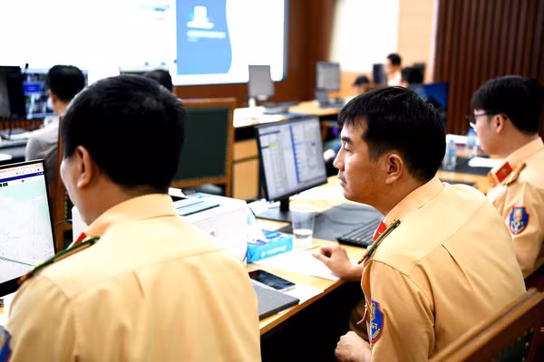 Cảnh sát giao thông rà soát phương tiện qua hệ thống giám sát hành trình.