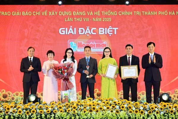 Lãnh đạo TP Hà Nội trao Giải Đặc biệt cho các tác giả đoạt giải. Ảnh: Như Ý.