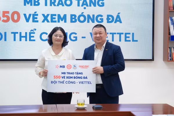 Đơn vị tài trợ trao tặng vé xem bóng đá cho đại diện Trường THCS Giảng Võ.