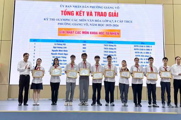 Đại diện Ban tổ chức trao khen thưởng cho các em học sinh đạt giải.
