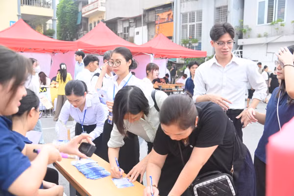 Đông đảo phụ huynh, tân sinh viên trong ngày nhập học.