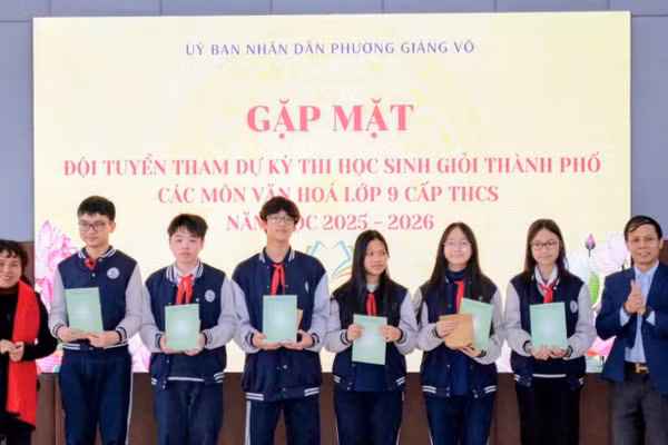 Ông Phạm Thanh Hà - Trưởng phòng Văn hóa Xã hội phường Giảng Võ trao quà cho các học sinh (Ảnh TL).