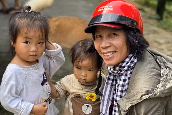 Cô Hướng tự đi xe máy đến tận nơi giúp các em nhỏ miền núi khó khăn.