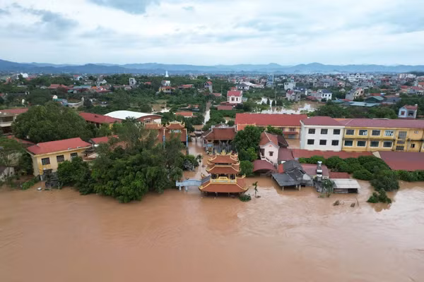 Trung tâm GDNN-GDTX huyện Lục Ngạn ngập sâu trong nước (Ảnh tư liệu).
