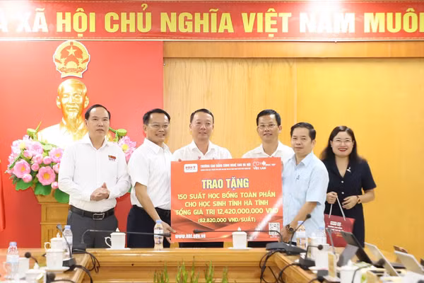 HHT trao học bổng cho học sinh tỉnh Hà Tĩnh (HTG).