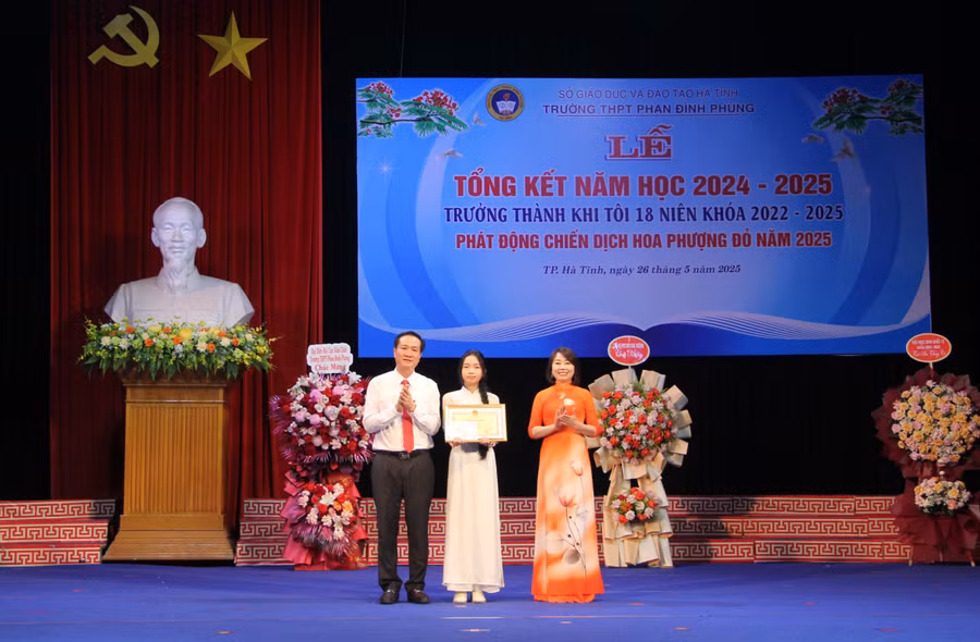Lãnh đạo Sở GD&ĐT Hà Tĩnh và Hiệu trưởng Trường THPT Phan Đình Phùng khen thưởng học sinh đạt giải quốc gia môn Ngữ văn năm học 2024-2025.