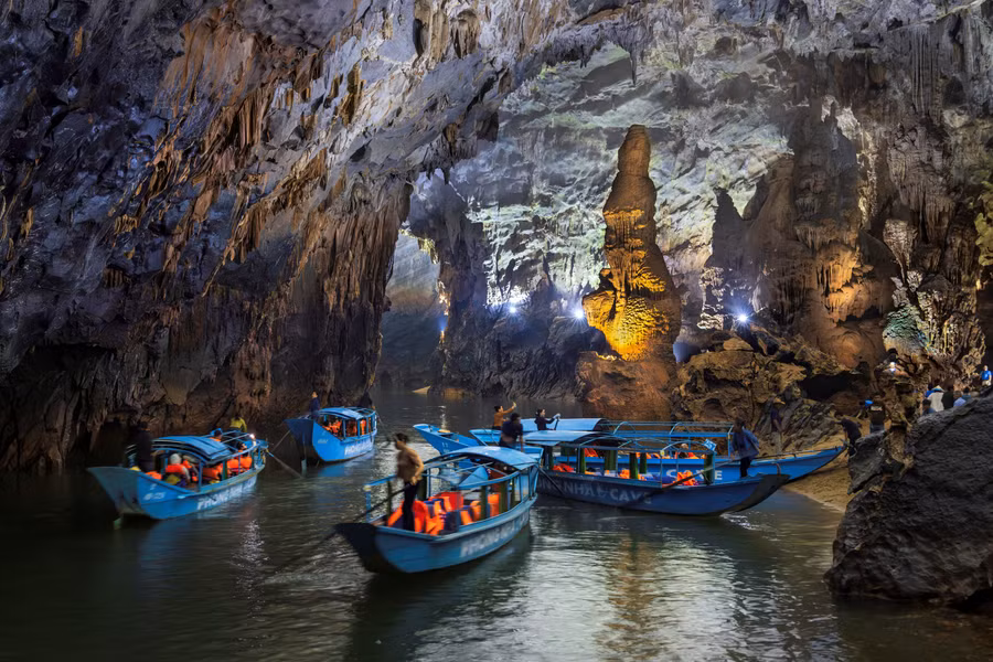 Du khách đi thuyền khám phá Động Phong Nha.