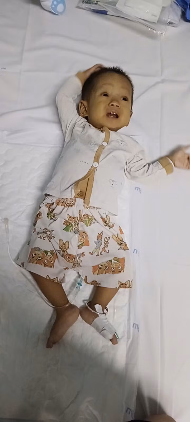 Nhìn ánh mắt con thơ sau những cơn đau thôi hành hạ, chị Ân lại quặn thắt sợ một ngày không xa sẽ không được thấy điều đó nữa. 2aobor87vphageasdzumvteuxvjpxmtvazv6w784.jpg