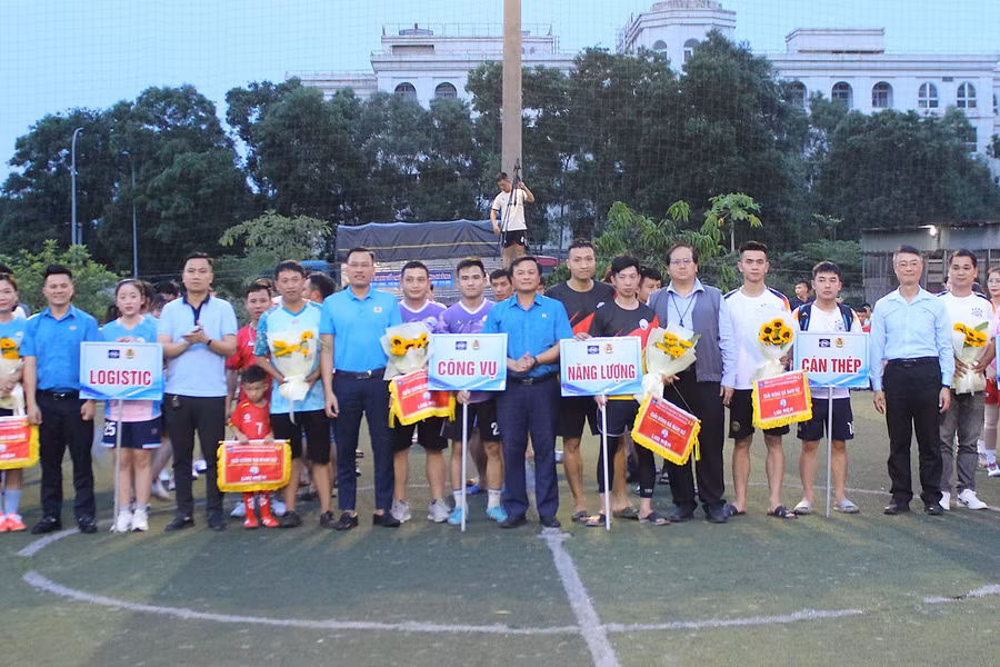 Đại biểu tặng hoa và cờ lưu niệm cho các đội bóng tham gia giải đấu.