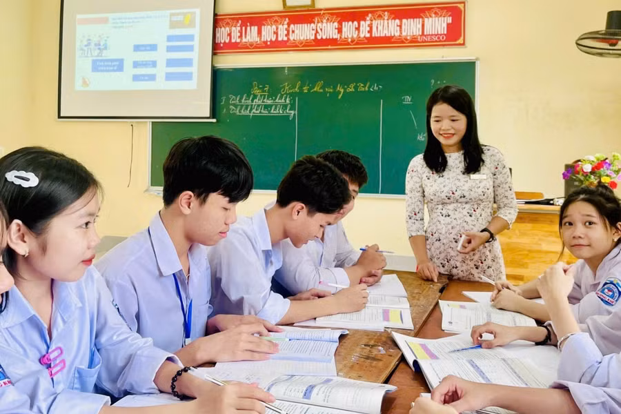 co-giao-ban-do-long-trac-an-ben-dong-ngan-sau-anh1.jpg