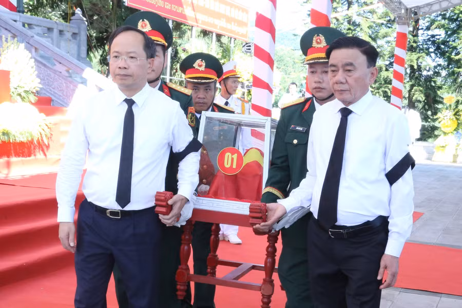 Thường trực Ban Bí thư Trần Cẩm Tú di chuyển hài cốt các liệt sỹ tới an táng tại các phần mộ.