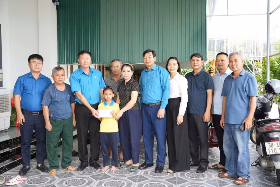 Đoàn công tác Công ty CP Cấp nước Hà Tĩnh trao quà đỡ đầu cho con của đoàn viên.